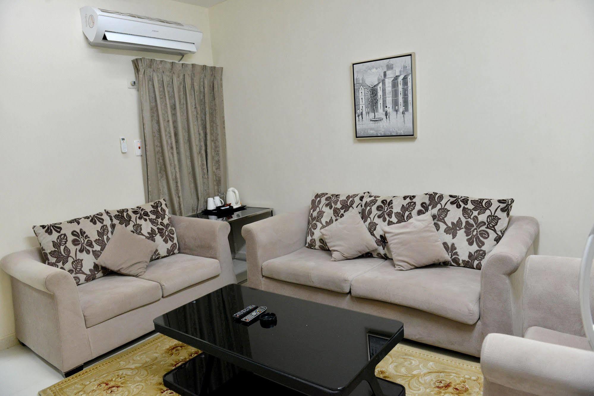 Al Mawasem Al Arbaa ApartHotel Jubail Bagian luar foto