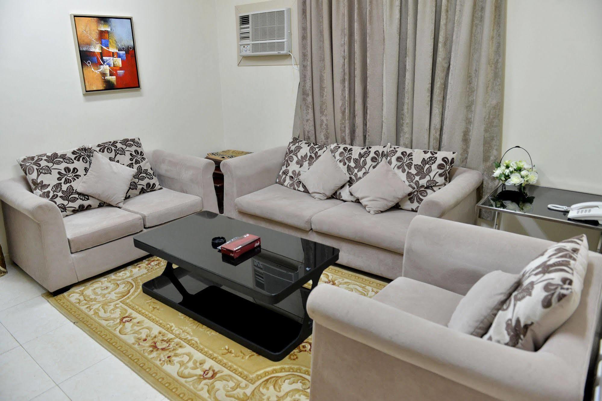 Al Mawasem Al Arbaa ApartHotel Jubail Bagian luar foto